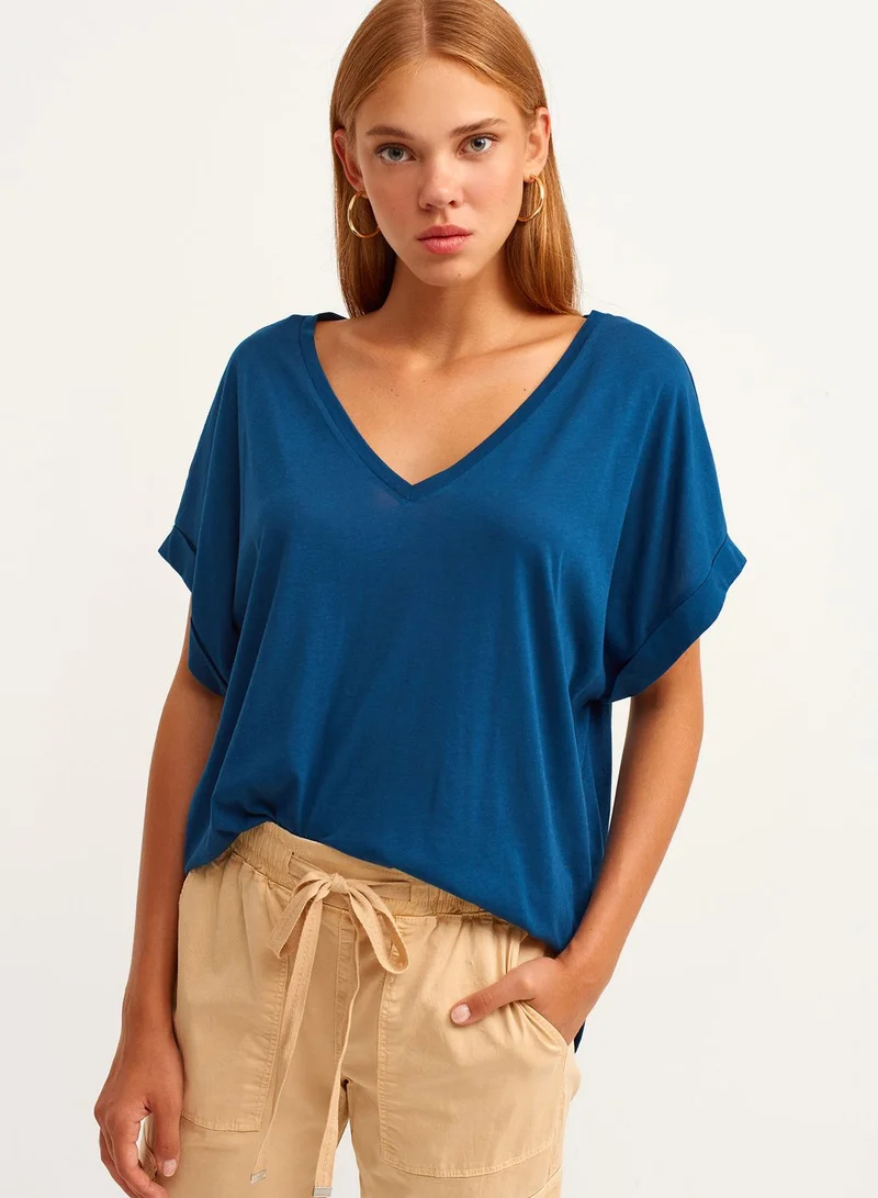 أو إكس إكس أو V-Neck T-Shirt