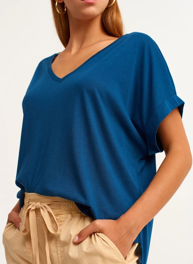 أو إكس إكس أو V-Neck T-Shirt