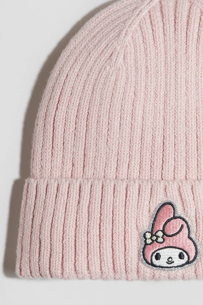 اتش اند ام قبعة بيني محبوكة بتصميم مرن وتفاصيل مزخرفة