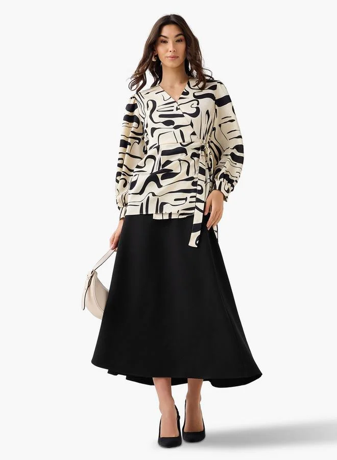 ايكونيك بلوزة لف بقصة عادية بطبعة تجريدية