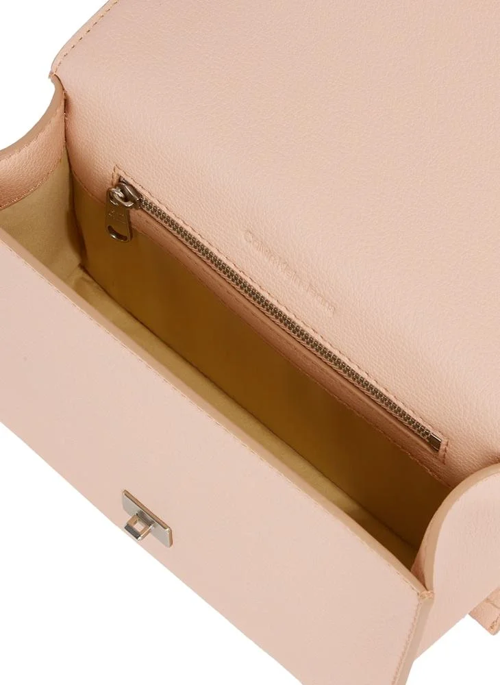 كالفن كلاين جينز Forged Chain Flap Crossbody