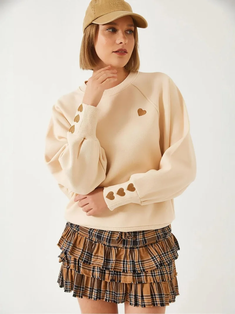 Bianco Lucci LUCCI Embroidered Crew Neck Long Sleeve Sweatshirt