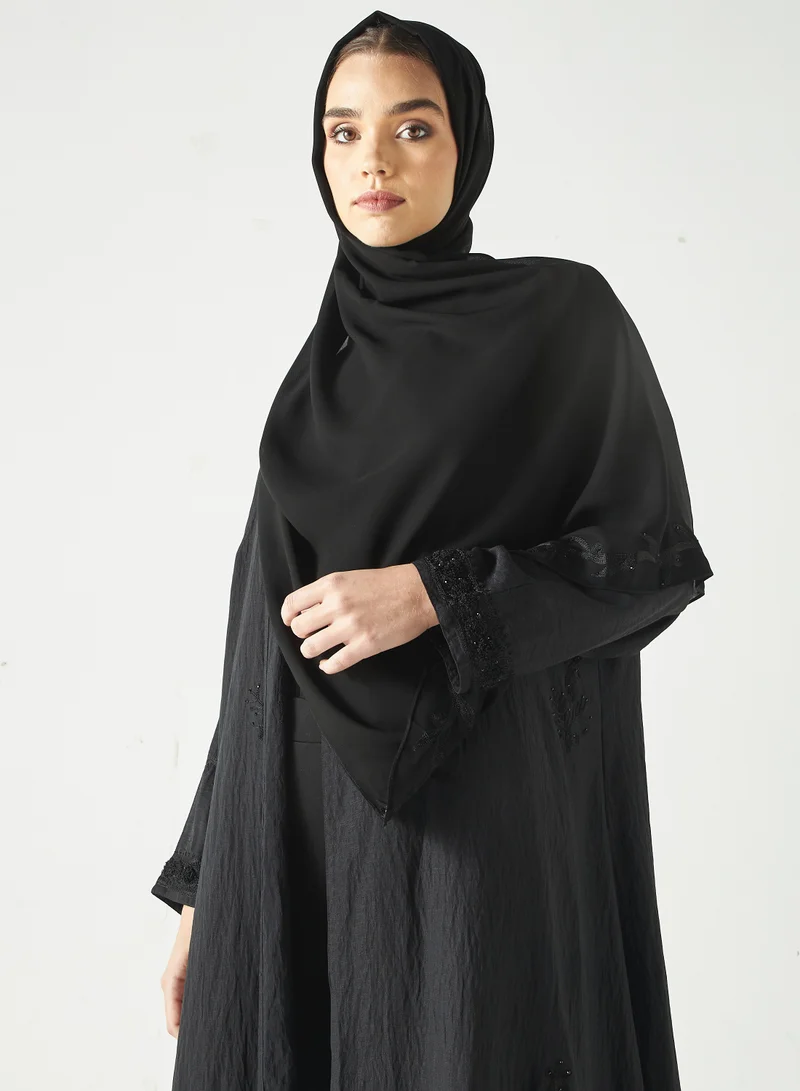 هدية المدينة  HM - عباية مطرزة أحادية اللون