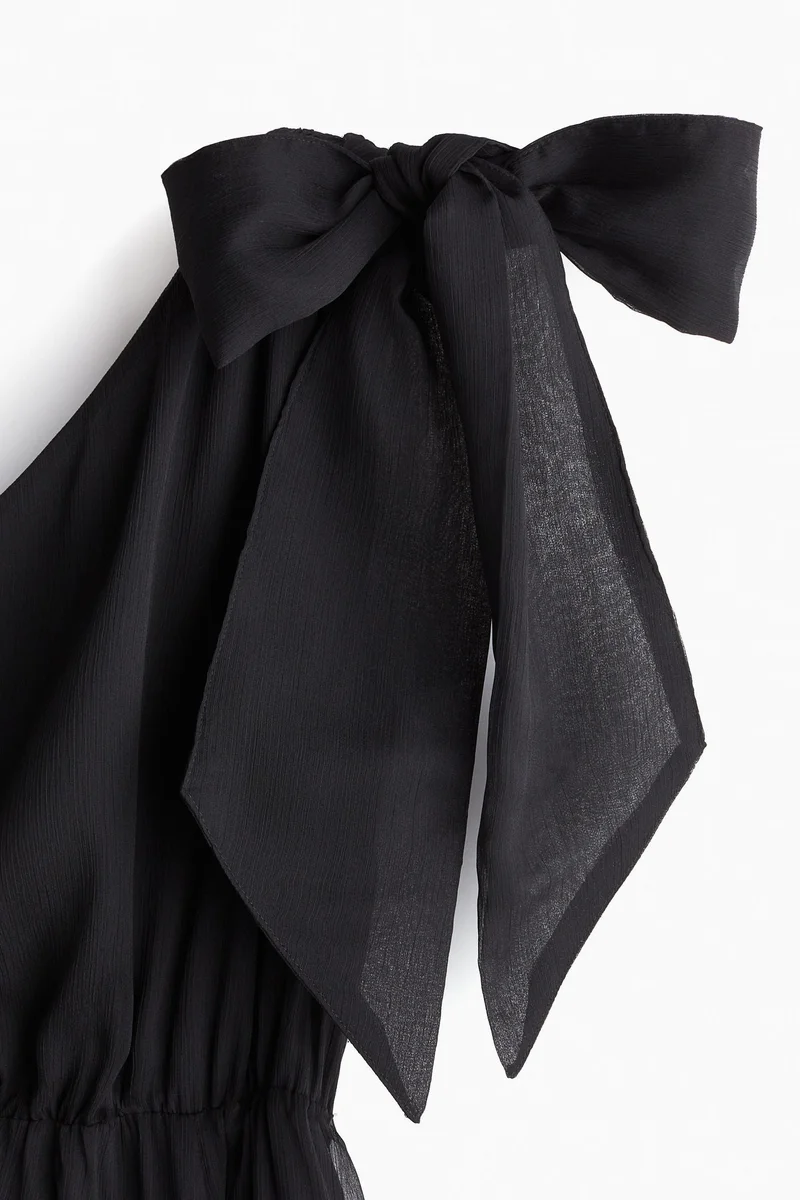 اتش اند ام فستان مزيّن بربطة على أحد الكتفين