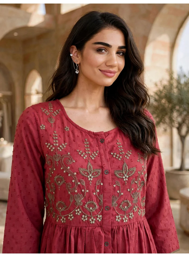 اكسا جلابية بياقة دائرية ومطرزات صدر أنيقة IK14134Maroon