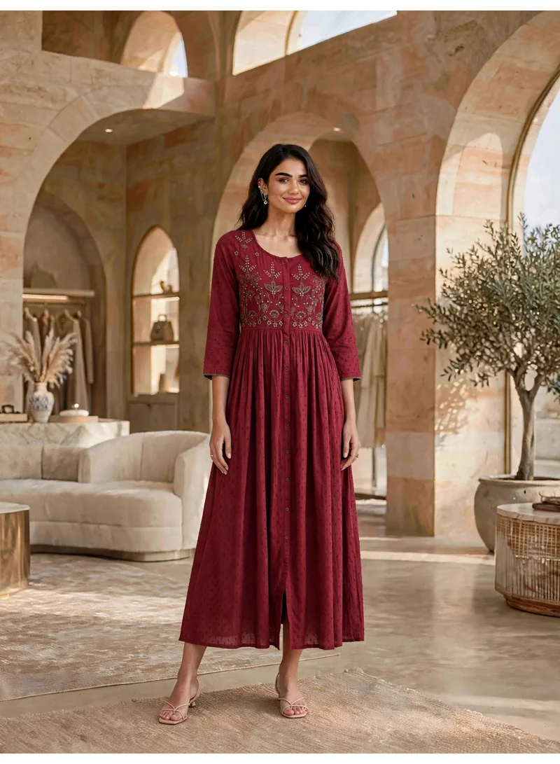 اكسا جلابية بياقة دائرية ومطرزات صدر أنيقة IK14134Maroon
