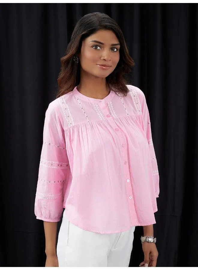 جلو باص بلوزة نسائية وردية بياقة ماندرين مطرزة بتفاصيل مجمعة ومكشكشة