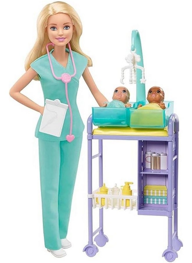 Barbie مجموعة طبيب الأطفال مع دمى شقراء، دميتين رضيع، طاولة فحص وملحقاتها، سماعة طبية، مخطط ومحمول للأعمار من 3 سنوات وما فوق  - Image 1