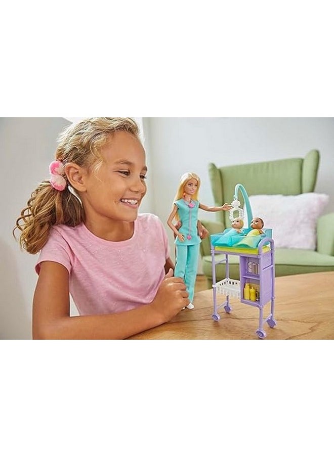 Barbie مجموعة طبيب الأطفال مع دمى شقراء، دميتين رضيع، طاولة فحص وملحقاتها، سماعة طبية، مخطط ومحمول للأعمار من 3 سنوات وما فوق  - Image 2