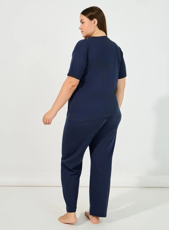 Styli Plus Size Slogan Pocket Print T-Shirt & Ruffle Waistband Pyjama Set