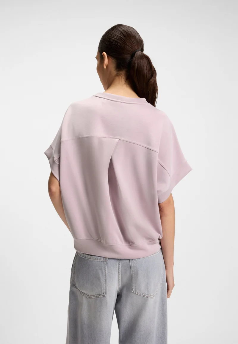 بوس تيشيرت بقصة عادية وشعار يدوي