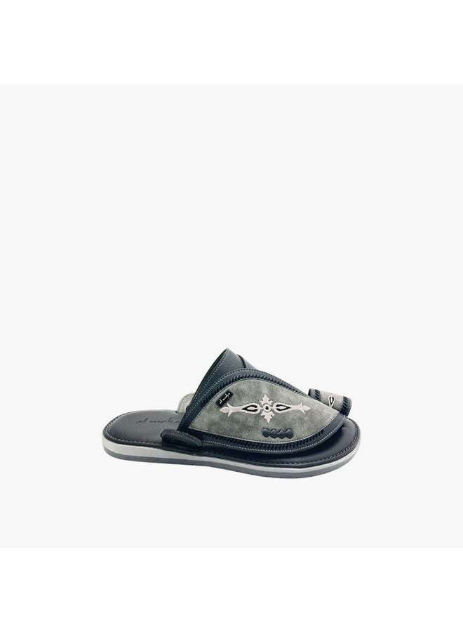 الواحة صنادل رجالية مطرزة سهلة الارتداء بتفصيلة حلقة إصبع القدم - Image 1