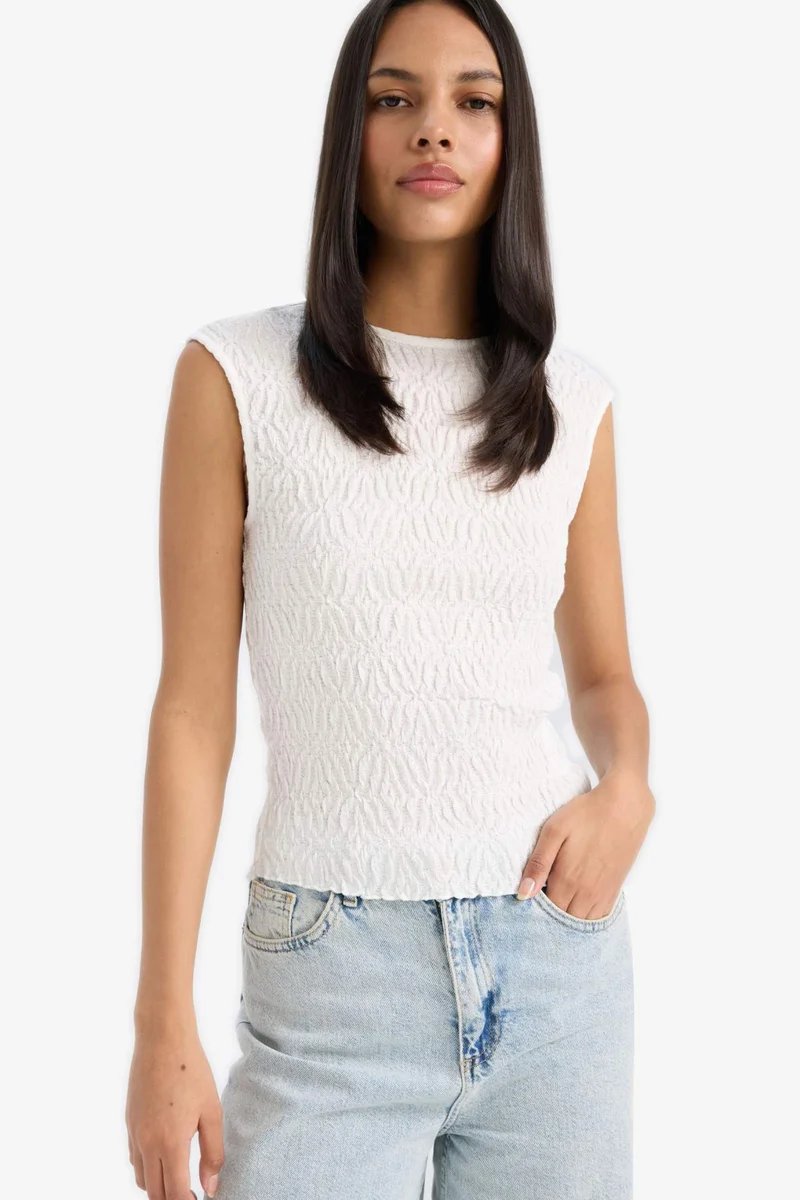 DeFacto Regular Fit Crew Neck Crepe Sleeveless Blouse