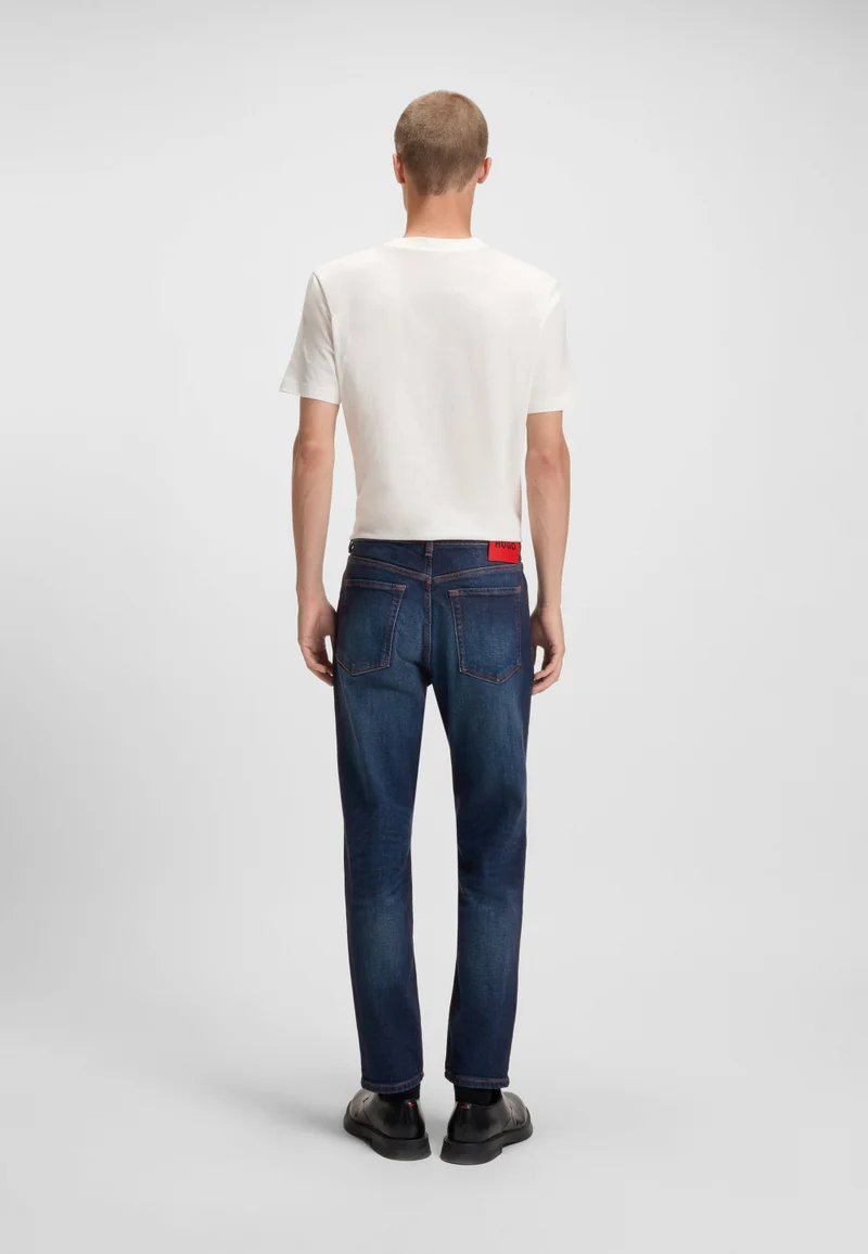 هوجو جينز بقصة مستدقة من قماش الدينم المطاطي باللون الأزرق الداكن