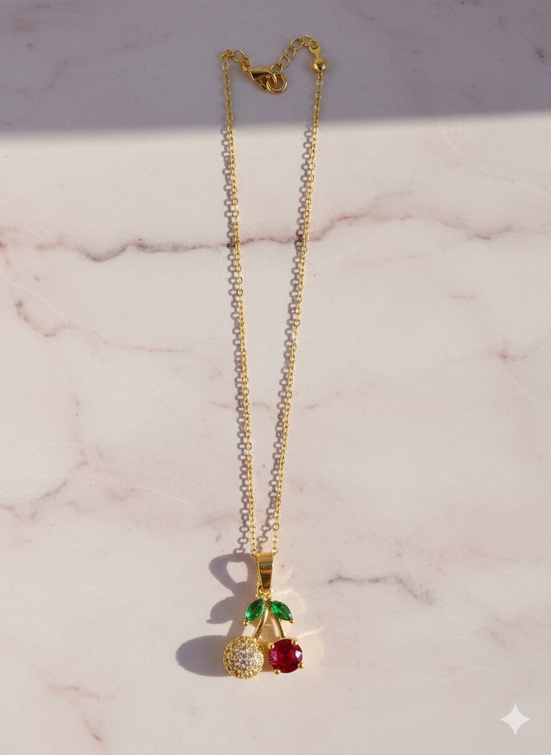 كوليه رقيق بسلسلة مطلية باللون الذهبي ، بتعليقة علي شكل حبة كرز مزدوجة، حبة مرصعة بفصوص ذهبية، والأخرى بكريستال كبير - مع وصلات إضافية لضبط المقاس. - Image 3