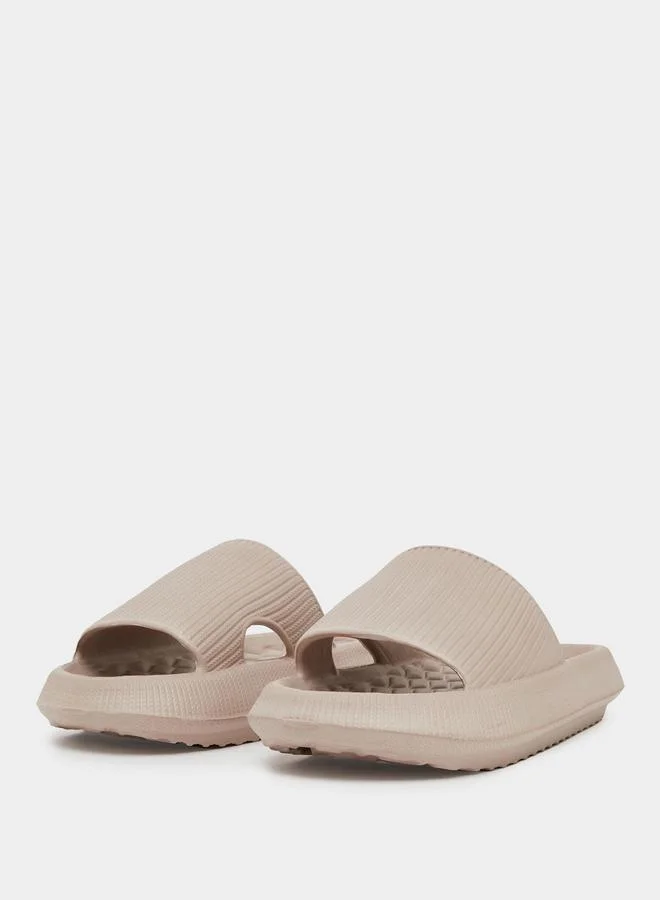 ستايلي شبشب بمقدمة مفتوحة وتفاصيل بارزة الملمس