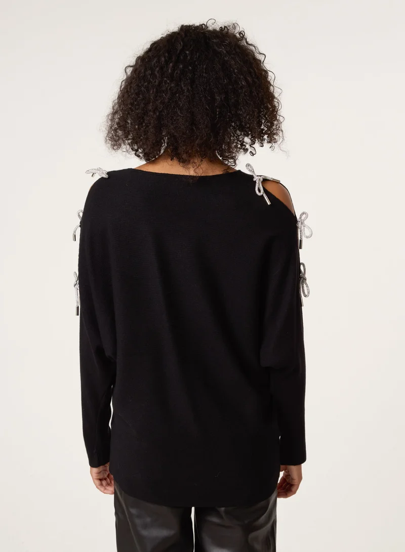 بلو فانيلا كنزة بأكمام مقصوصة بفيونكة ماسية