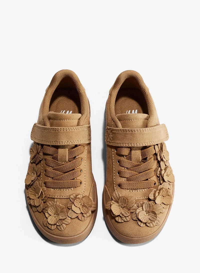 اتش اند ام أحذية رياضية بتفاصيل زهور