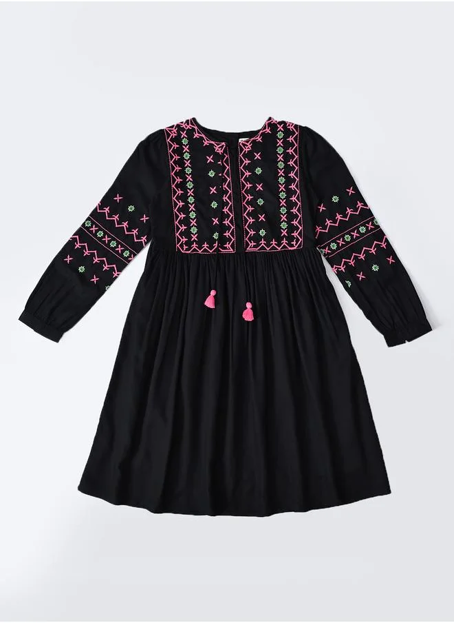 بيلا مودا Bella Moda Embroidered Notch Neck Knee-Length Dress