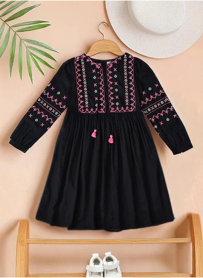 بيلا مودا Bella Moda Embroidered Notch Neck Knee-Length Dress