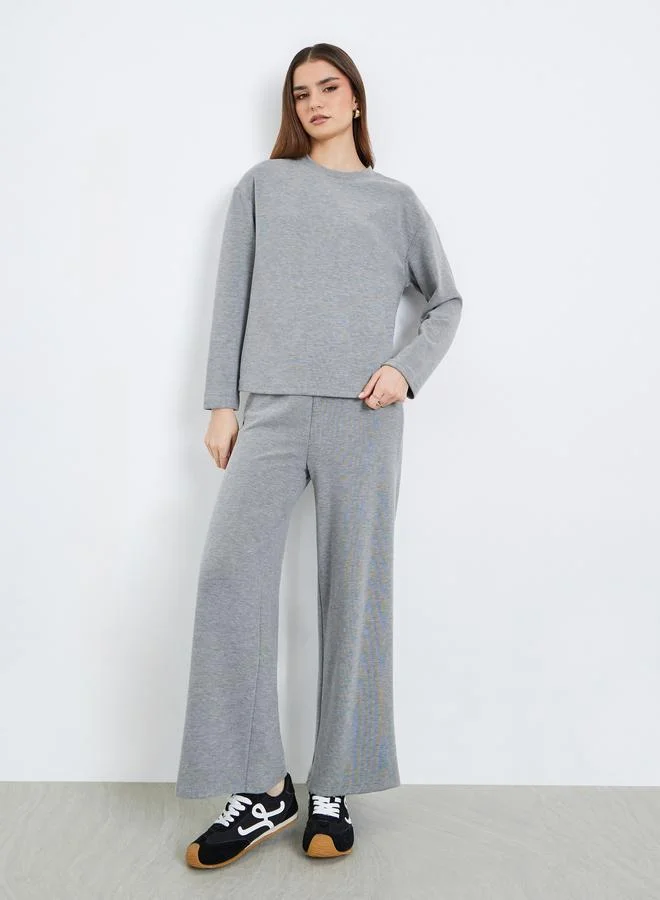 ستايلي طقم منسق من بلوزة وبنطال بتفاصيل محبوكة