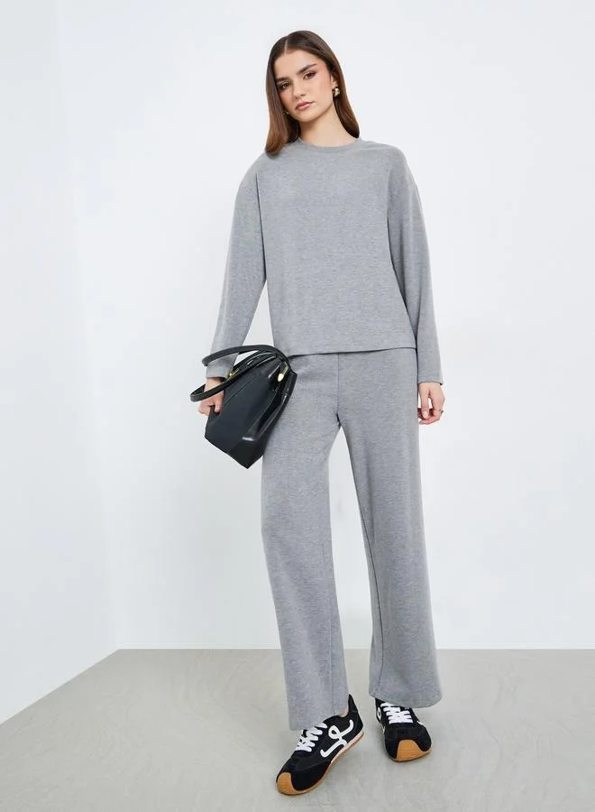 ستايلي طقم منسق من بلوزة وبنطال بتفاصيل محبوكة