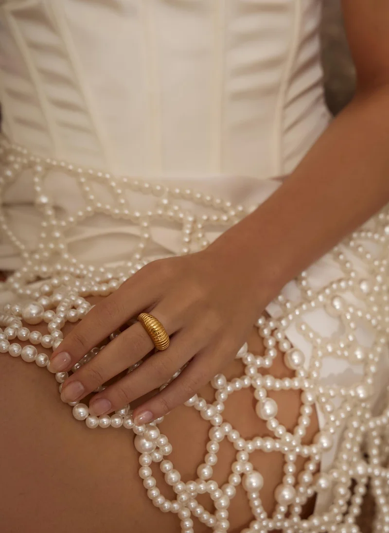 Voluminous textured ring
