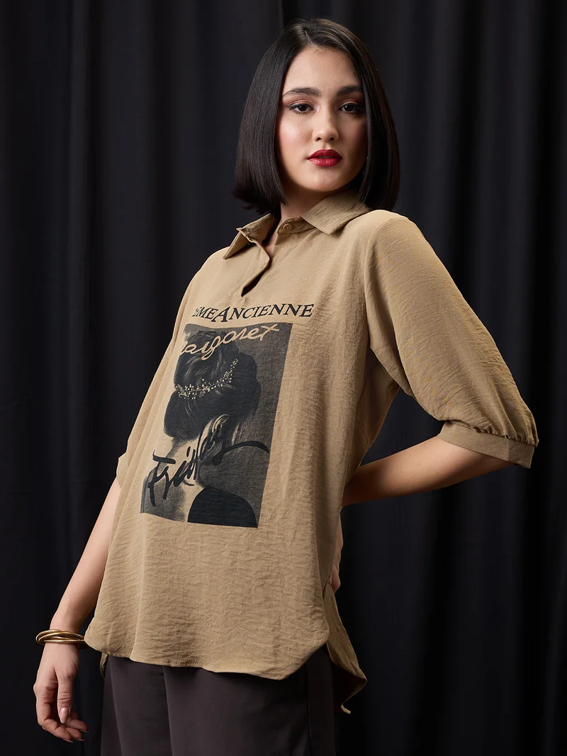 جلو باص بلوزة نسائية واسعة بياقة وأكمام قصيرة وطبعة رسومية وحافة غير متساوية