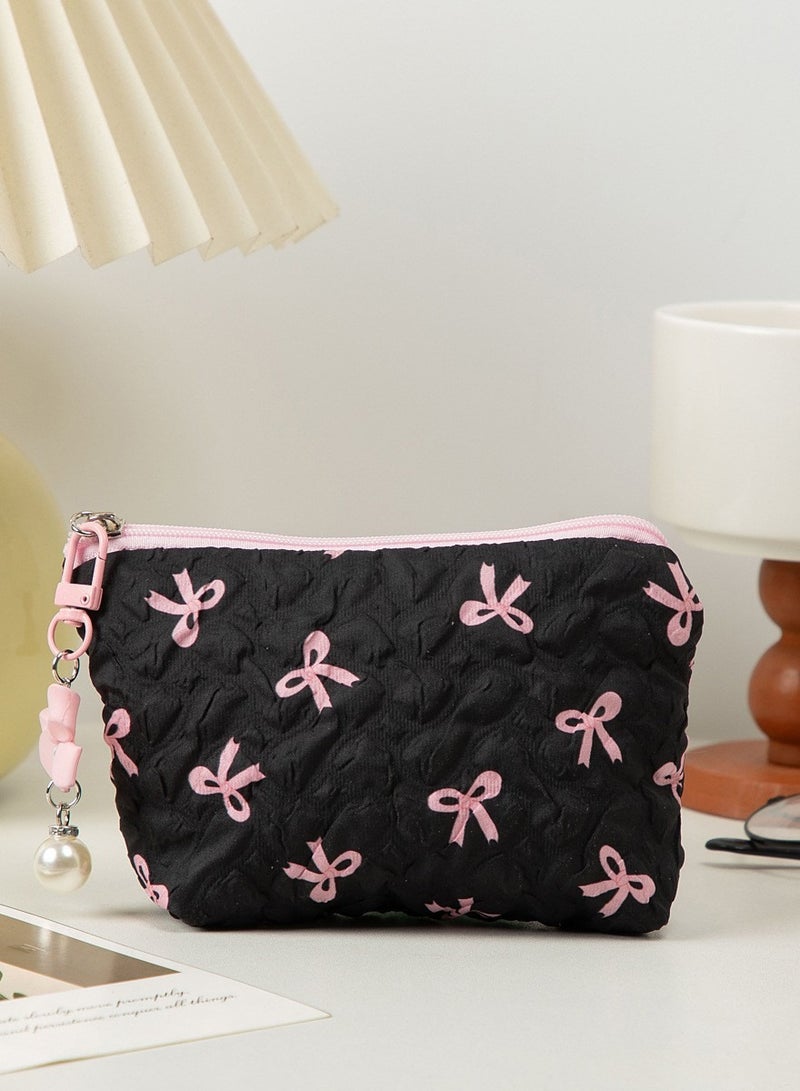 حقيبة مستحضرات تجميل جذابة باللون الأسود والوردي مع عقدة، منظم مكياج محمول مع زخارف اللؤلؤ للنساء، صغيرة، 14*2.5*10 سم - Image 2