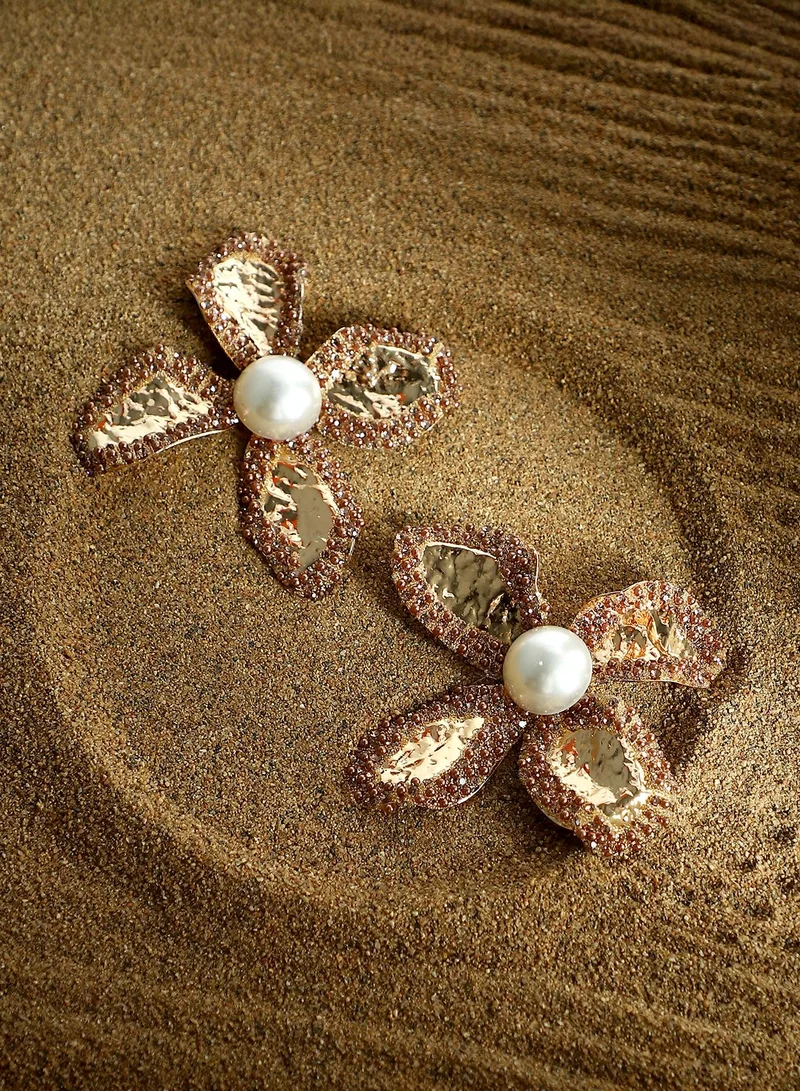 سوهي أقراط مجوهرات Petalia Statement بلمسة الزهور الاصطناعية