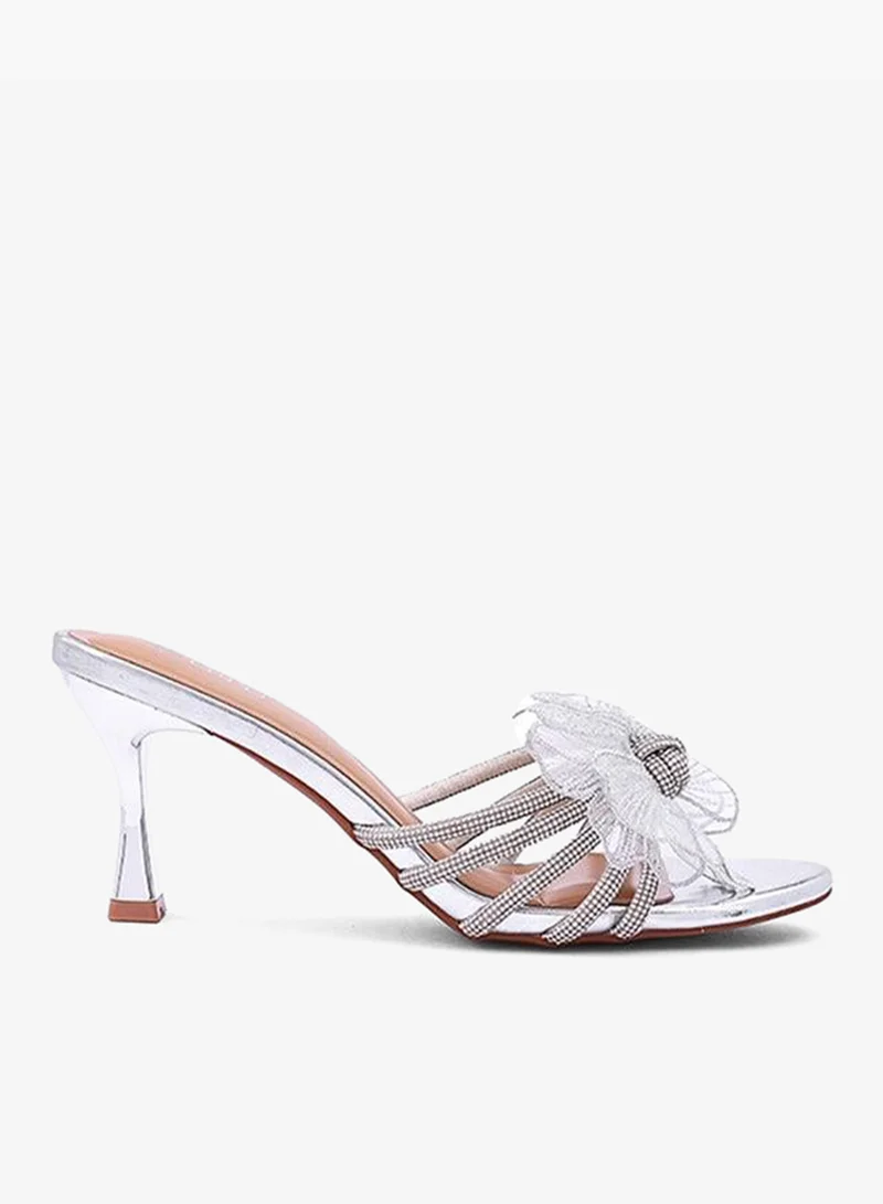 Cuple Elegant heel slippers designed for a chic look.