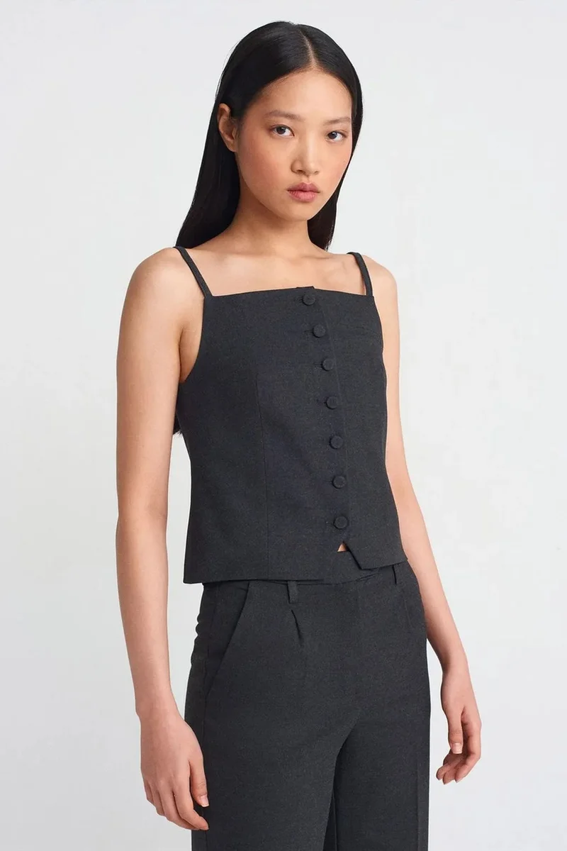 DILVIN Sleeveless Square-Neck Crepe Blouse