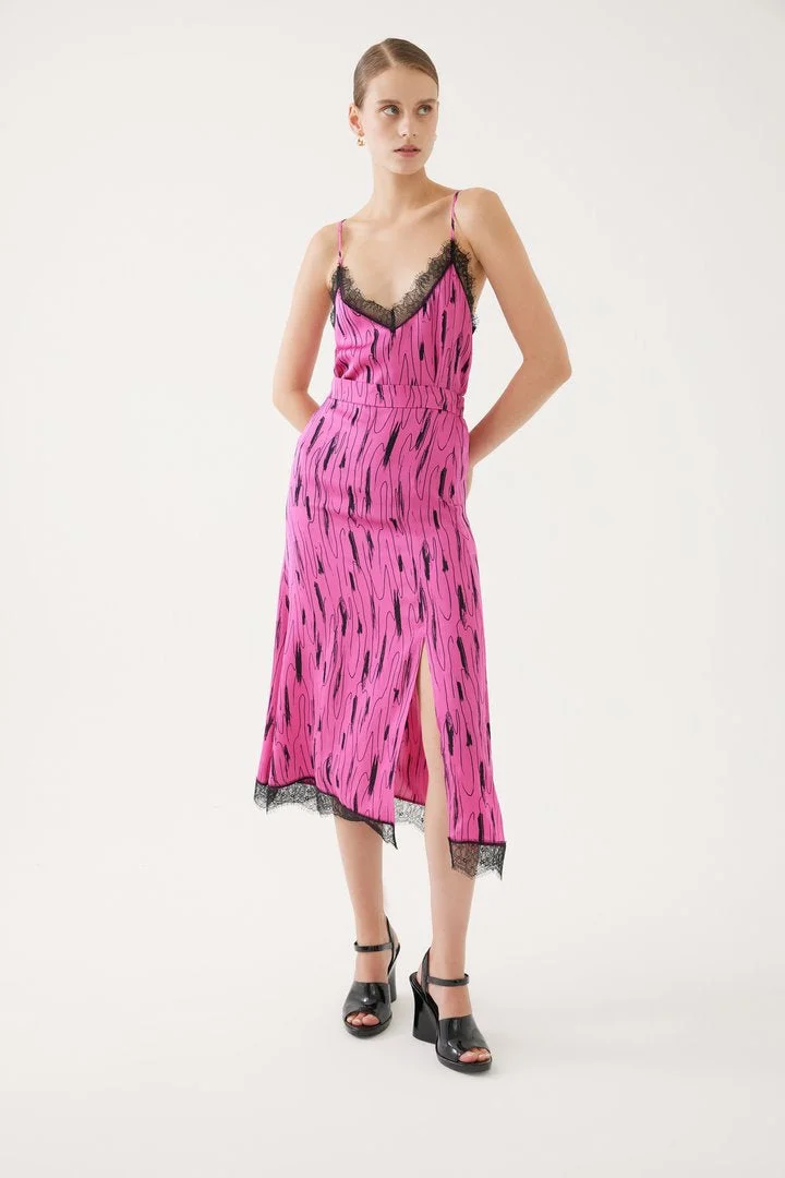Exquise Skirt Model with Slit and Lace Details