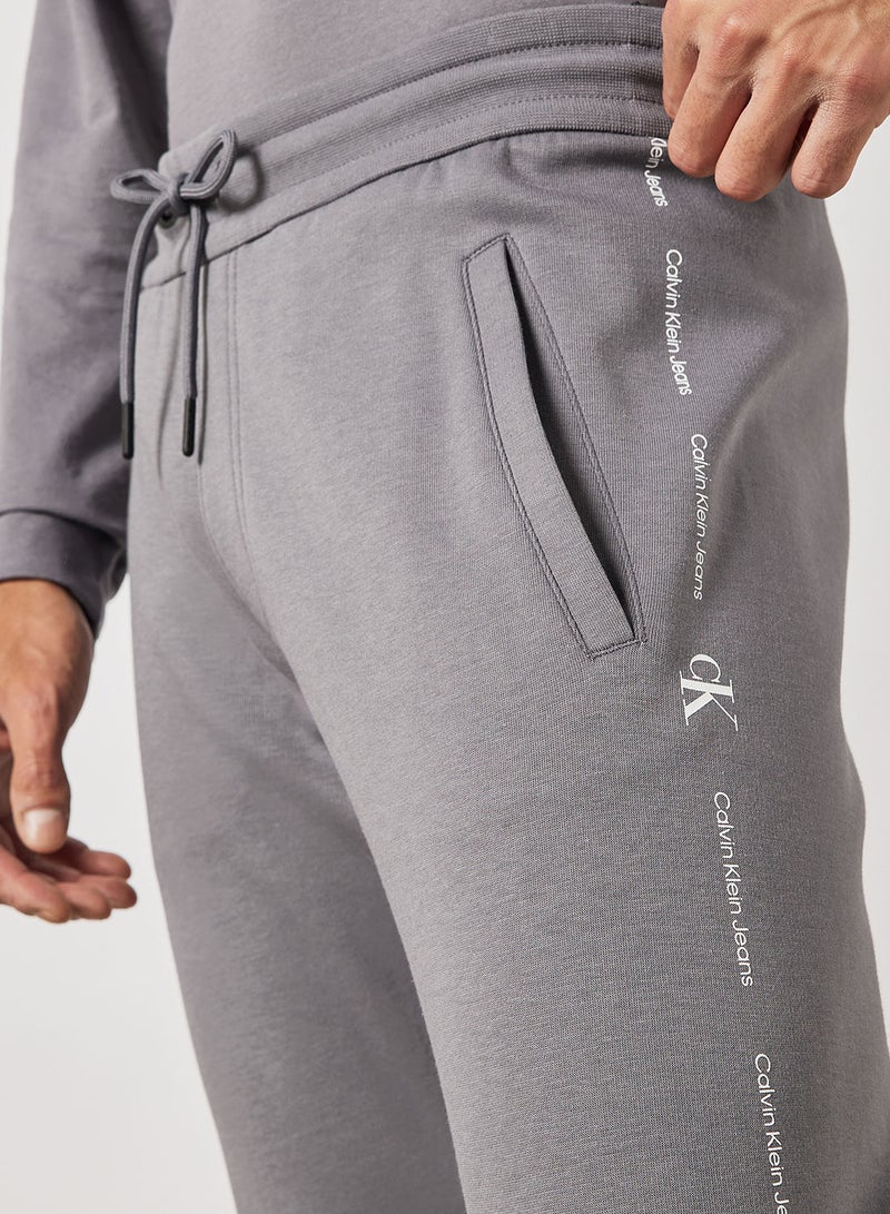 Calvin Klein Jeans سروال جوجر بشعار مكرر - Image 4