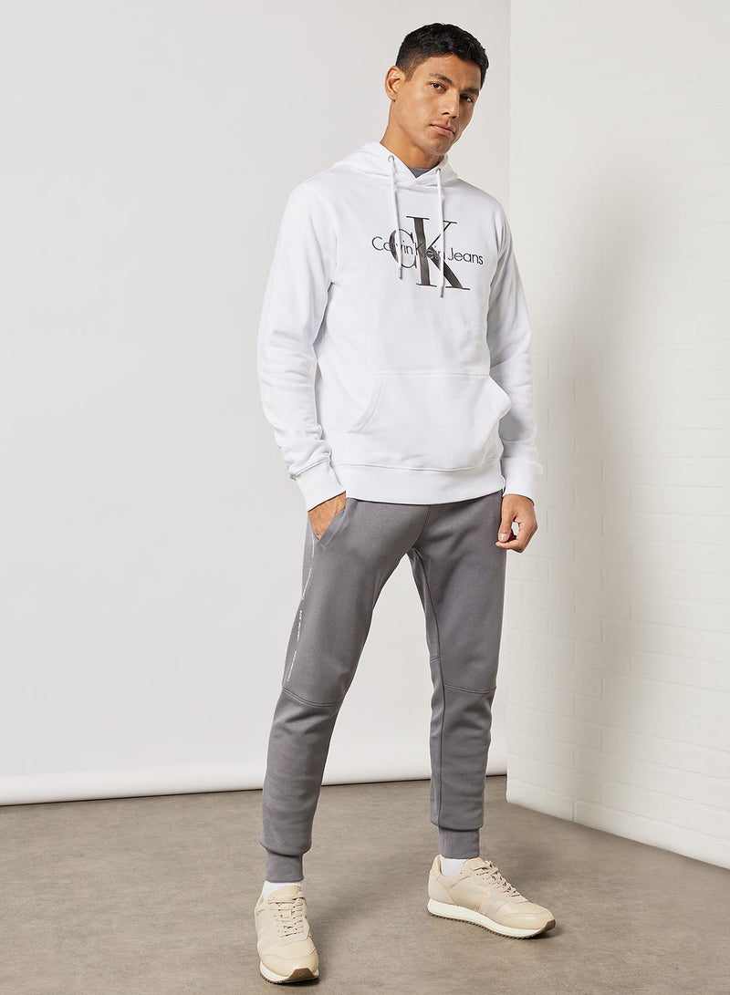 Calvin Klein Jeans سروال جوجر بشعار مكرر - Image 3