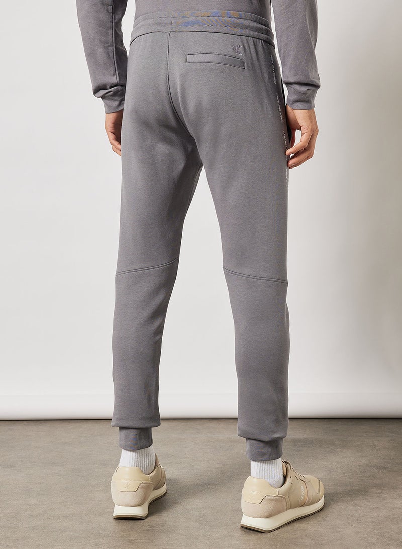 Calvin Klein Jeans سروال جوجر بشعار مكرر - Image 2