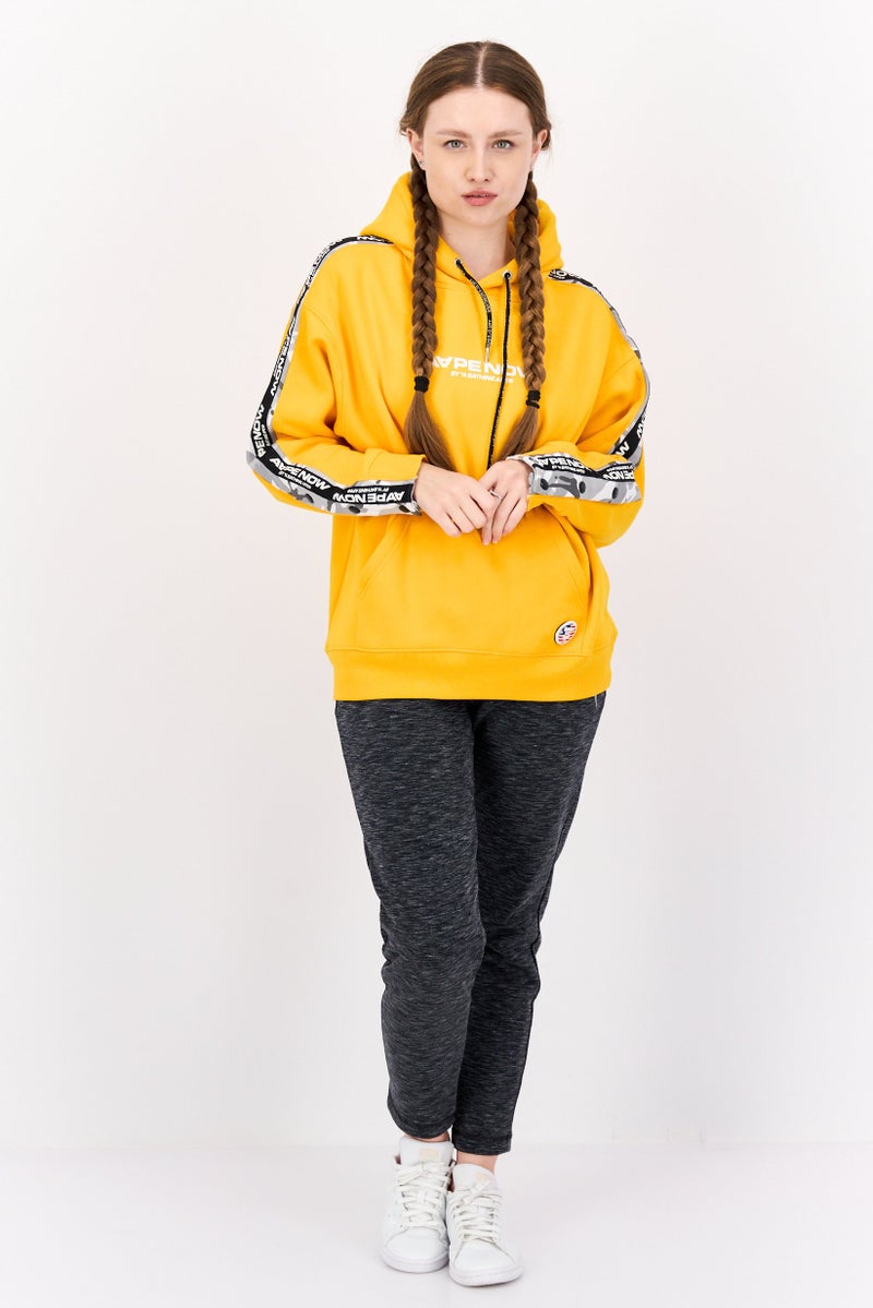 Aape BY *A BATHING APE® سويت شيرت بغطاء رأس بأكمام طويلة للنساء بشعار العلامة التجارية، أصفر - Image 4