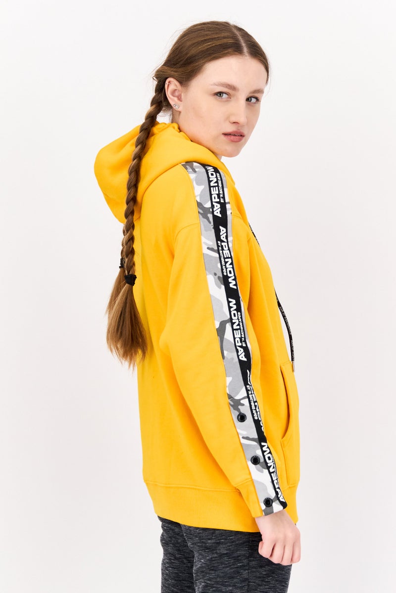 Aape BY *A BATHING APE® سويت شيرت بغطاء رأس بأكمام طويلة للنساء بشعار العلامة التجارية، أصفر - Image 2