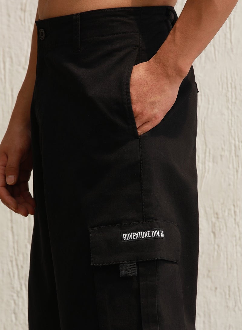 Hubberholme Men's Black Cotton Blend Solid Pattern Cropped Length Cargo Loose Shorts - Image 4