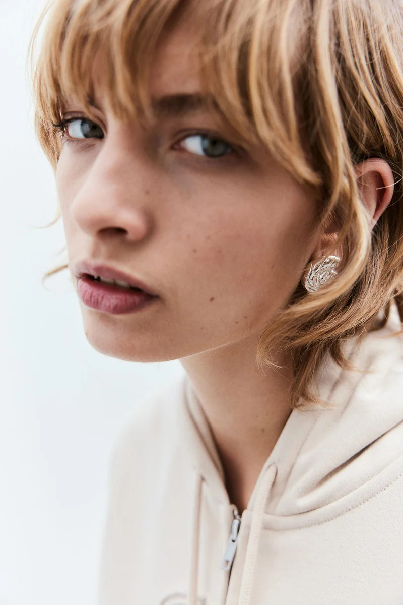 اتش اند ام حلق أذنين على شكل صدفة