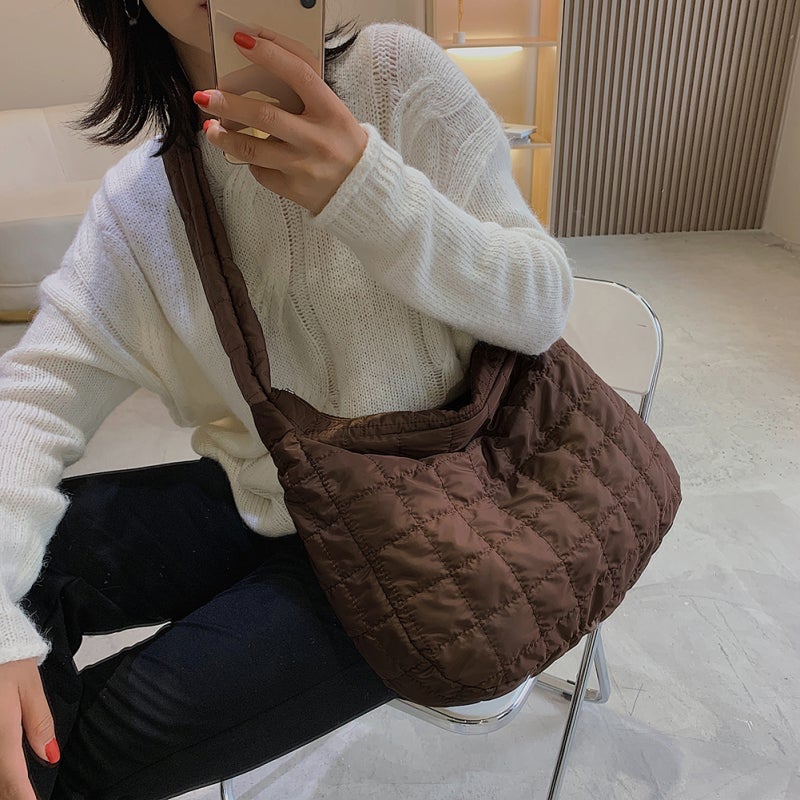 Extra-Large Quilted Tote Bag 38x34x9 cm Plush Winter Down Shoulder Bag - Checkered Design Crossbody Purse for Fashion-Forward Women - Image 4