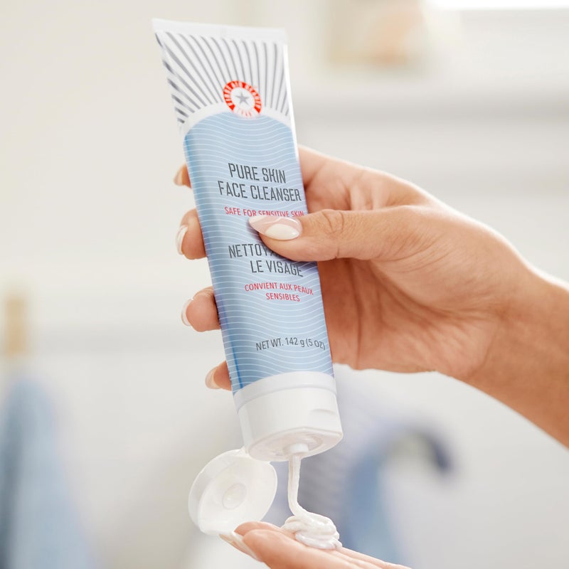First Aid Beauty فيرست أيد بيوتي - منظف وجه نقي، يزيل المكياج والأوساخ والشوائب بفعالية، منظف لطيف يترك البشرة ناعمة ومرنة، آمن للبشرة الحساسة، خالي من العطور، 11 أونصة - Image 3