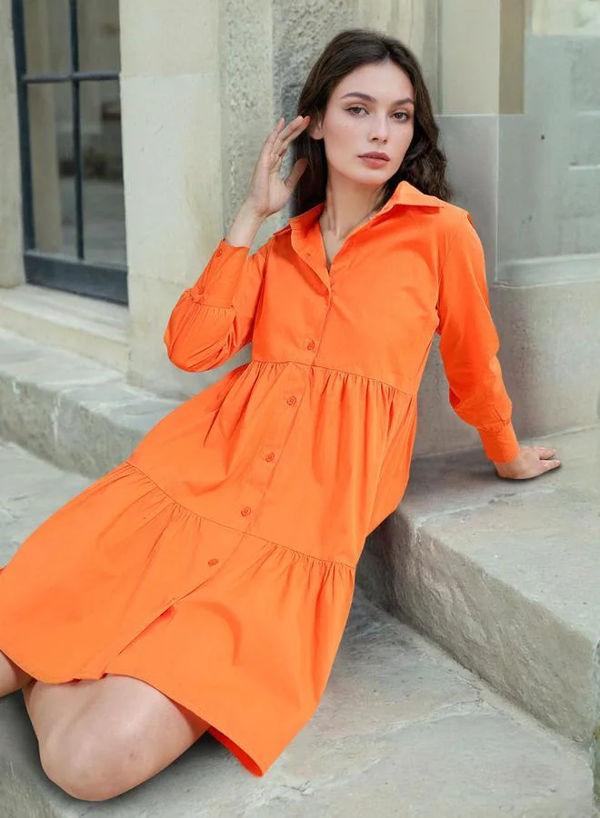 مرفوعة فستان قصير بطبقات وأزرار