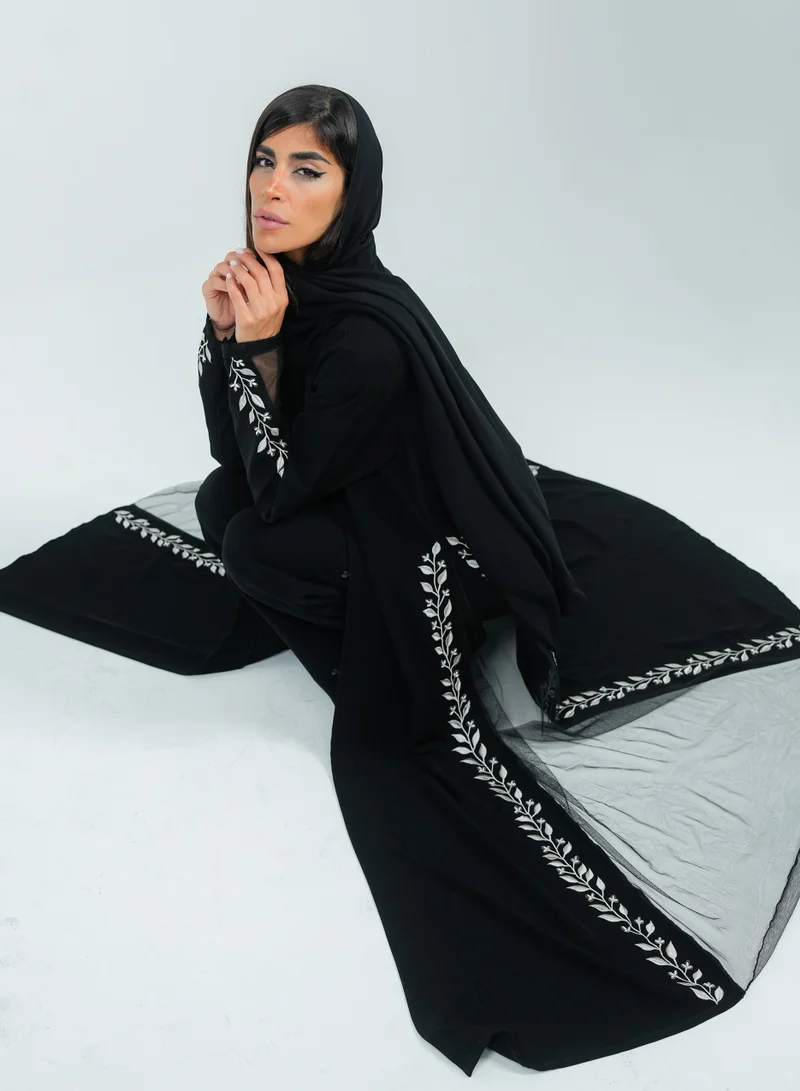 روزيت عباية عباية أنيقة مطرزة بالورود البيضاء و اللولو