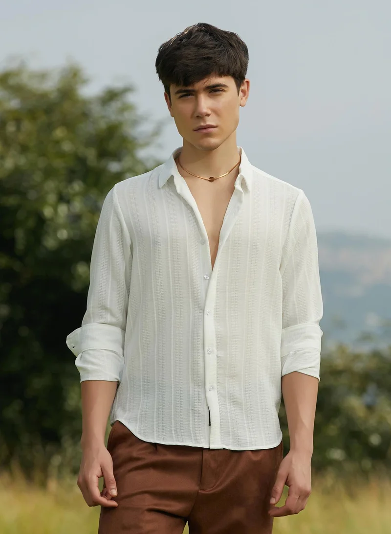 كامبوس سوترا قميص رجالي أبيض مخطط بالياقة الممتدة وأكمام طويلة بأزرار