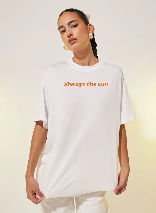 تايك تو تيشيرت بطباعة شعار ورقبة دائرية