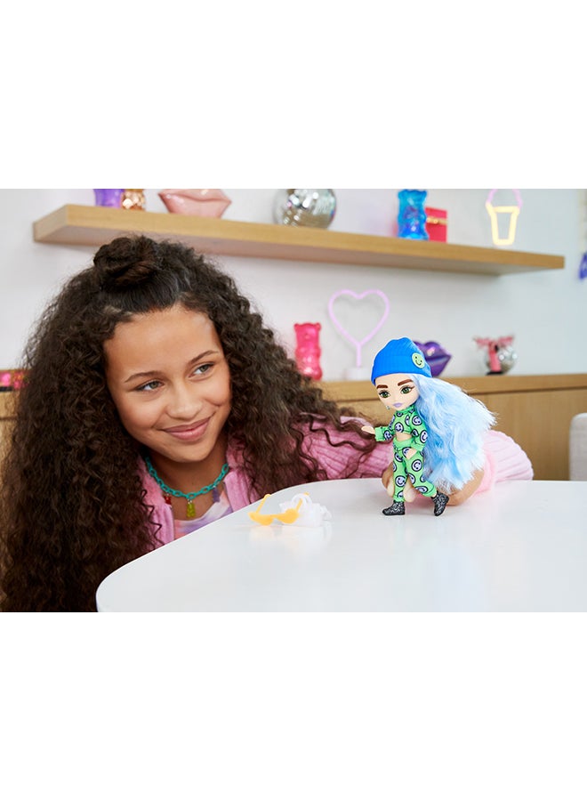 Barbie Extra Minis Doll 3 (5.5 In) In Fashion And Accessories, With Doll Stand - Image 2