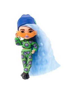 Barbie دمى إضافية صغيرة 3 (5.5 بوصة) في الموضة والإكسسوارات، مع حامل الدمى  - Image 4