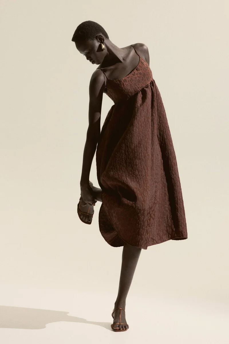 اتش اند ام فستان بحمالات كتف من نسيج الجاكار