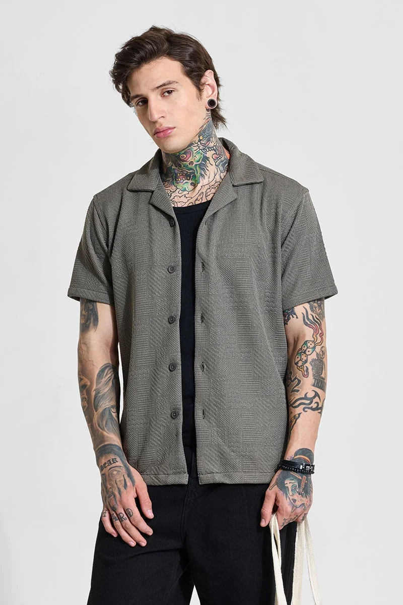 سنيتش قميص بقصة صندوقية بنقشة زيتونية